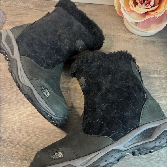 The North Face Primaloft Bella Alta Black Ankle Boots with Fur Trim - Picture 2 of 7